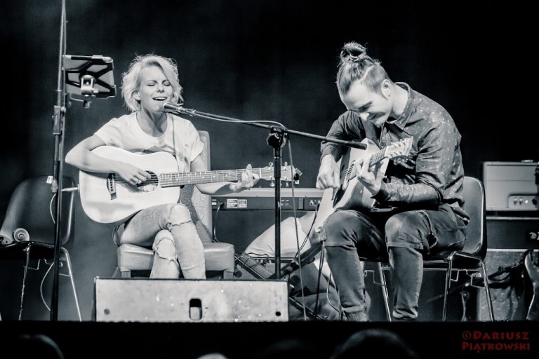 Alicja Janosz z gitarą i gitarzysta na scenie – koncert na rzecz bezdomnych zwierząt, Wrocław 2017
