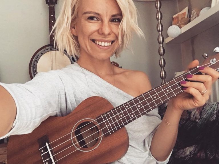 Uśmiechnięta Alicja Janosz z ukulele