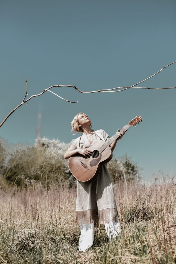 Alicja Janosz z gitarą – sesja do płyty I tak Cię kocham