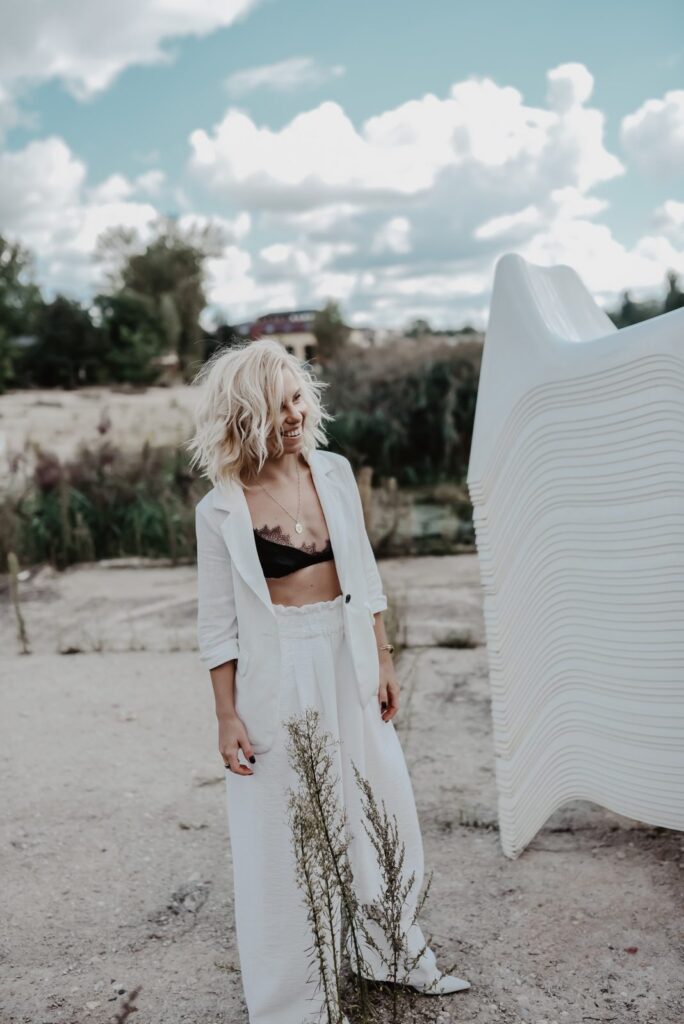 Alicja Janosz w bieli – sesja do singla Tetris